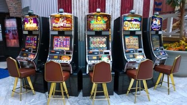 erek 91 Dadu Online live-dealer studio with two dice on green felt table