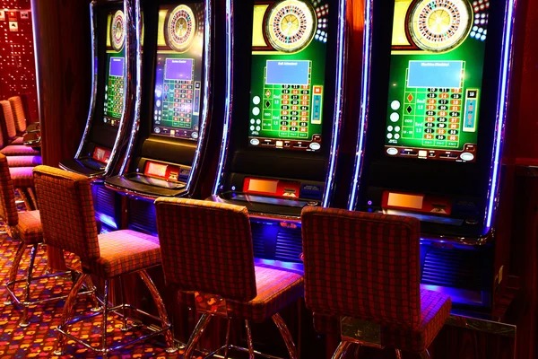 Live dealer at Lightning Baccarat table on erek 91 platform